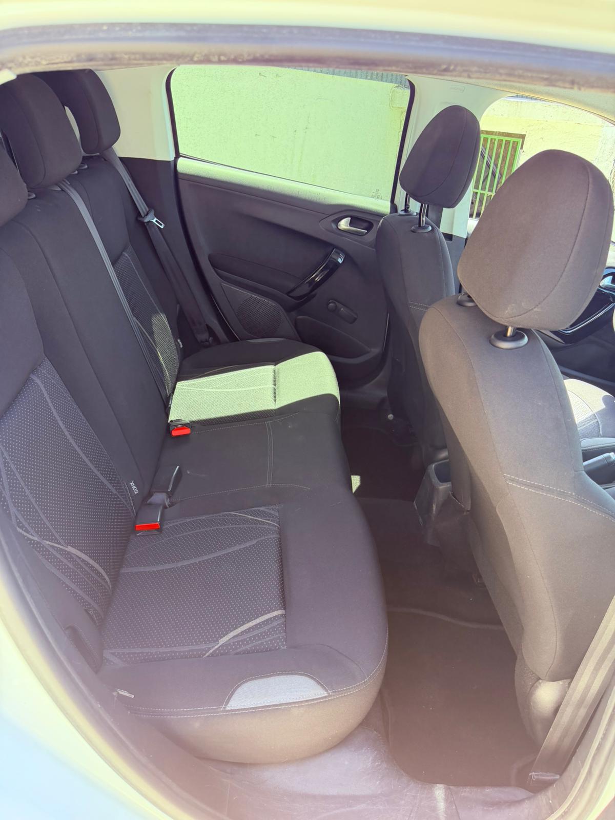 PEUGEOT 208  1.2 PURE TECH ALLURE